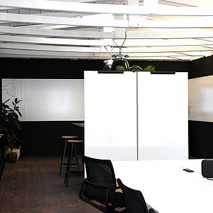 A spacious conference room, providing inspiration and scope galore for new ideas. This is where the team has presented the Homapal magnetic boards - decor 8207 - in an unassuming yet expressive way.